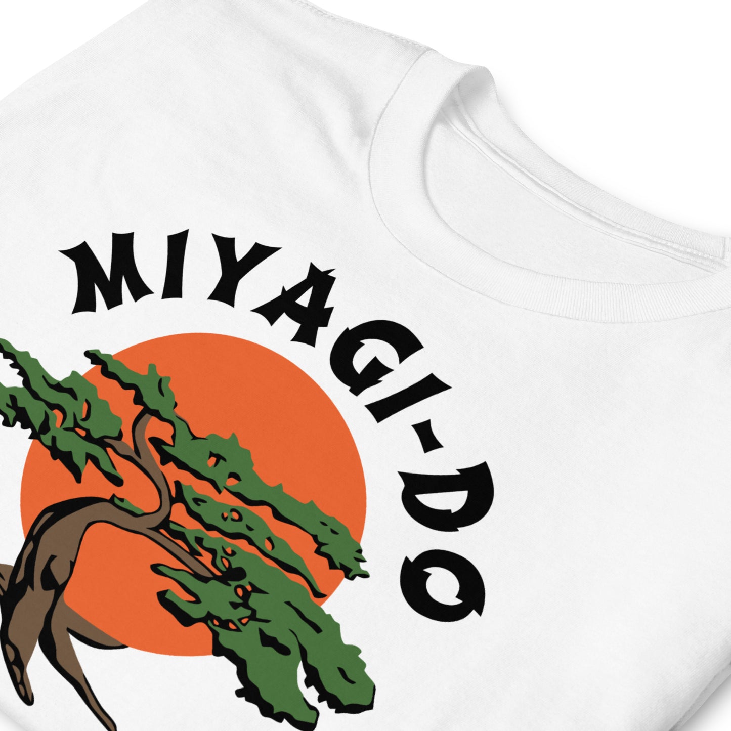detalle de camiseta miyagi do karate bonsai cobra kai en color blanco