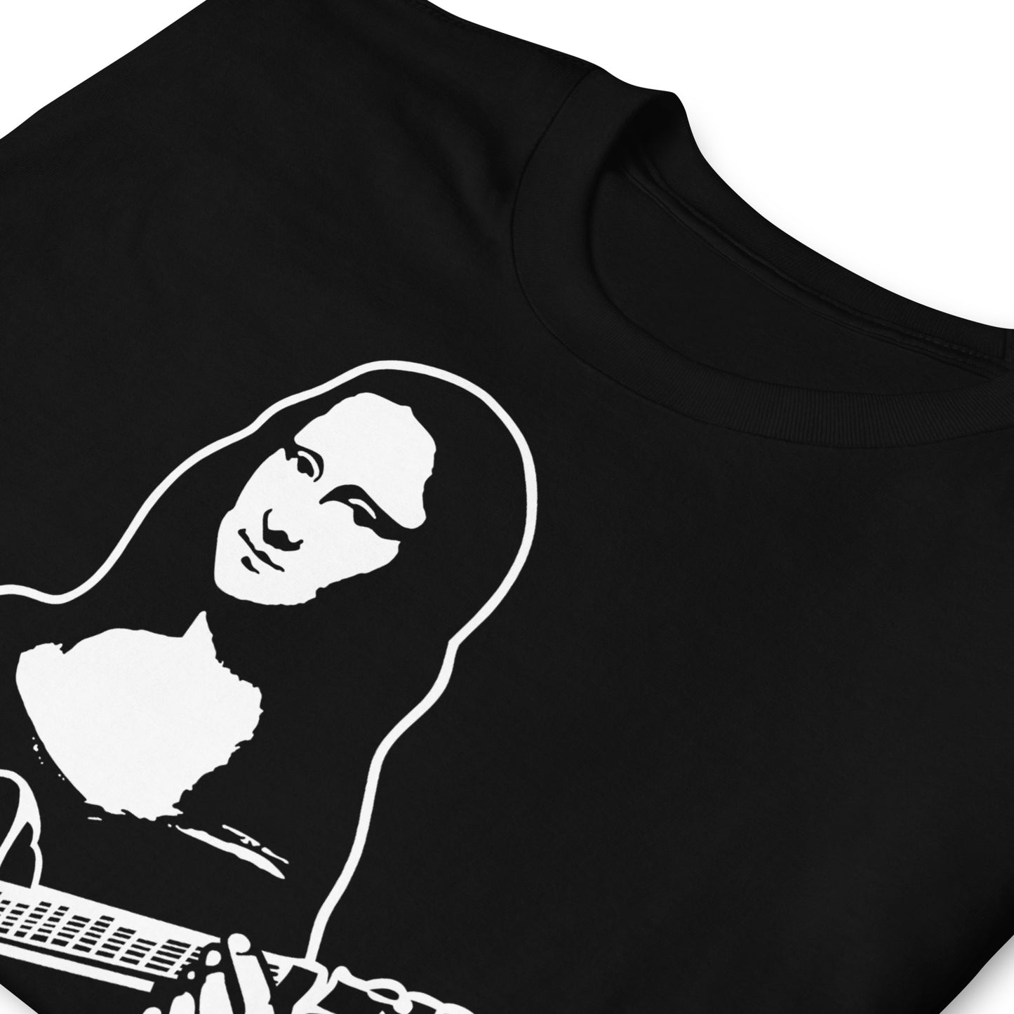 detalle de camiseta mona lisa con guitarra electrica la gioconda rock en color negro