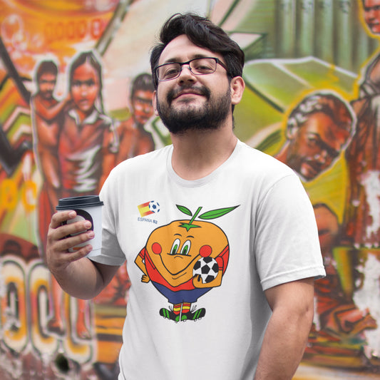 Hombre con camiseta blanca de Naranjito la mascota del Mundial de Fútbol España 82
