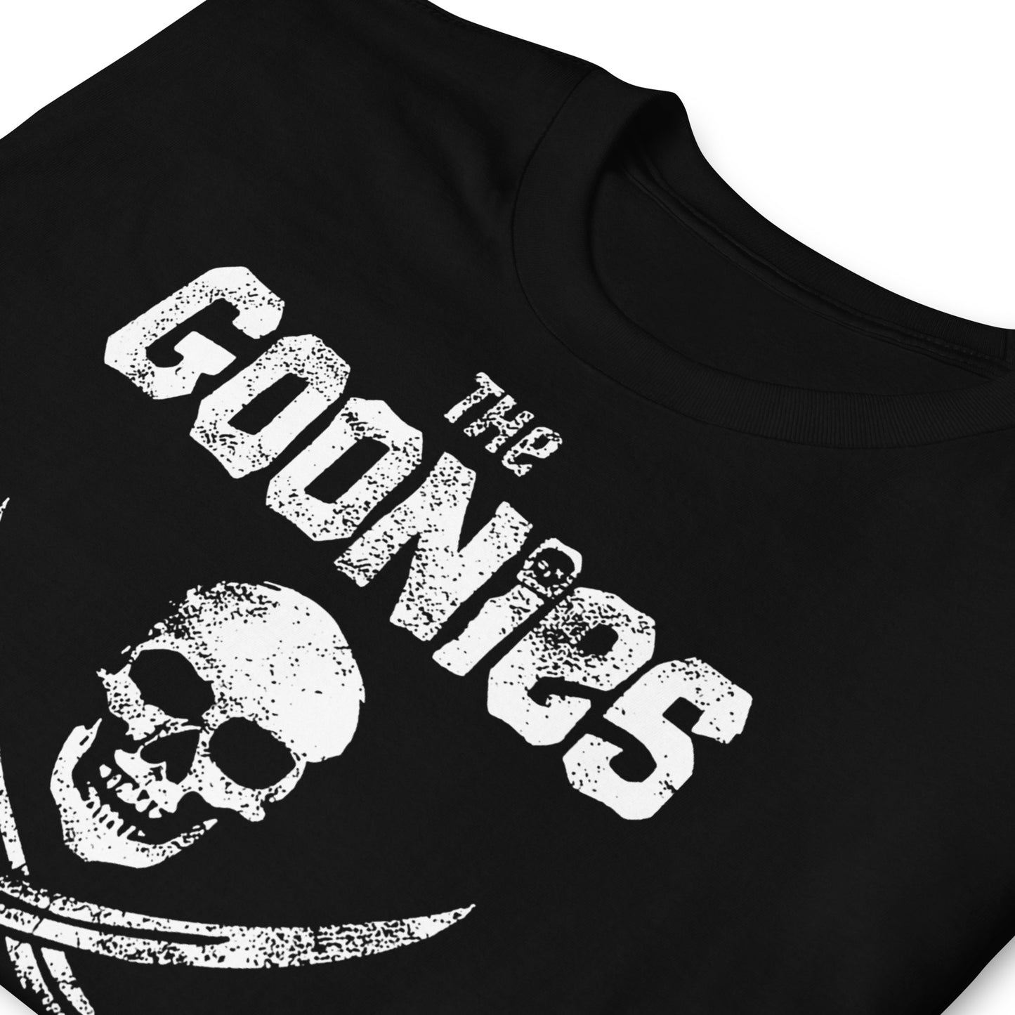 detalle de camiseta never say die the goonies en color negro
