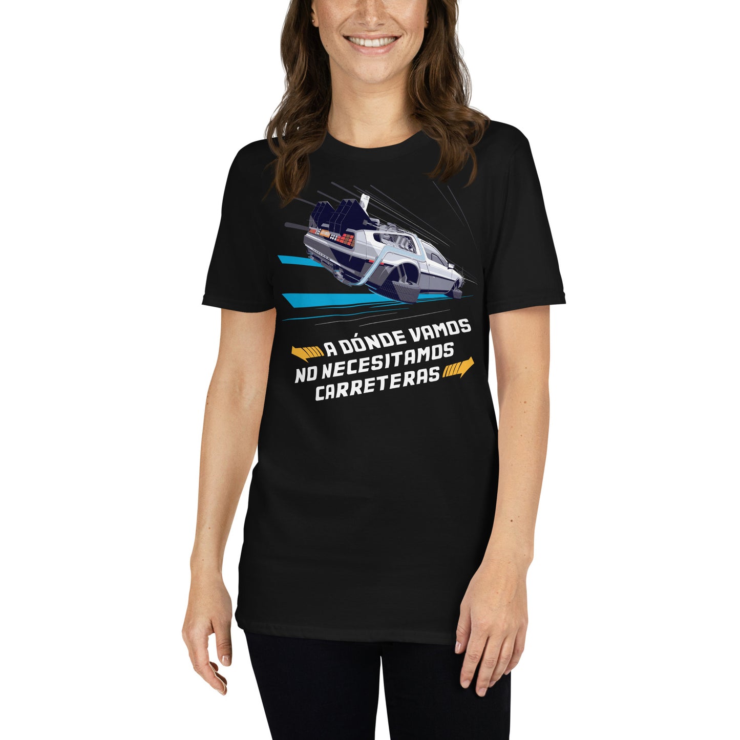 mujer con camiseta no necesitamos carreteras delorean negra