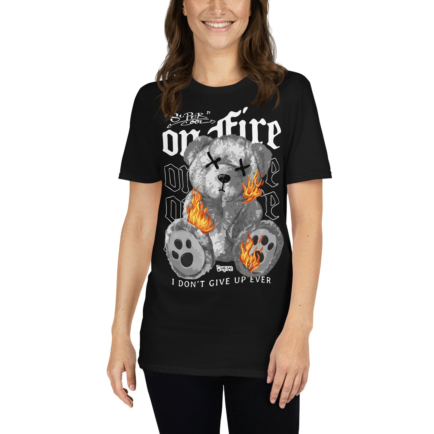 mujer con camiseta on fire teddy bear siempre original urban en color negro