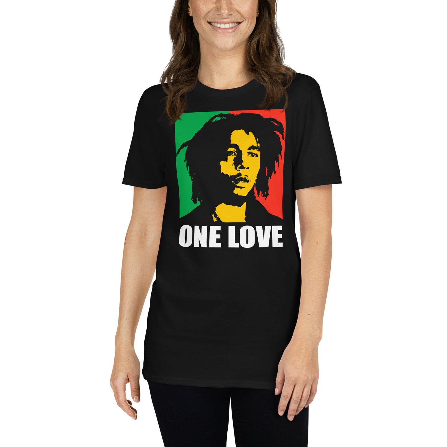 mujer con camiseta one love reggae negra