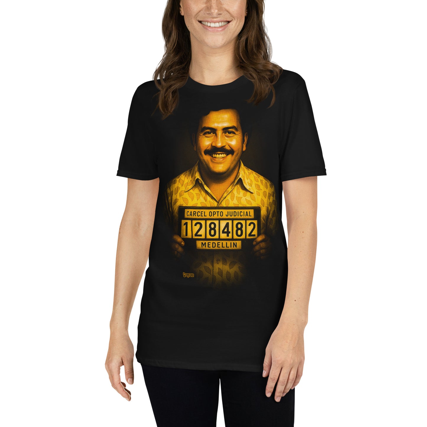 mujer con camiseta pablo escobar foto carcel medellin urbanwear en color negro