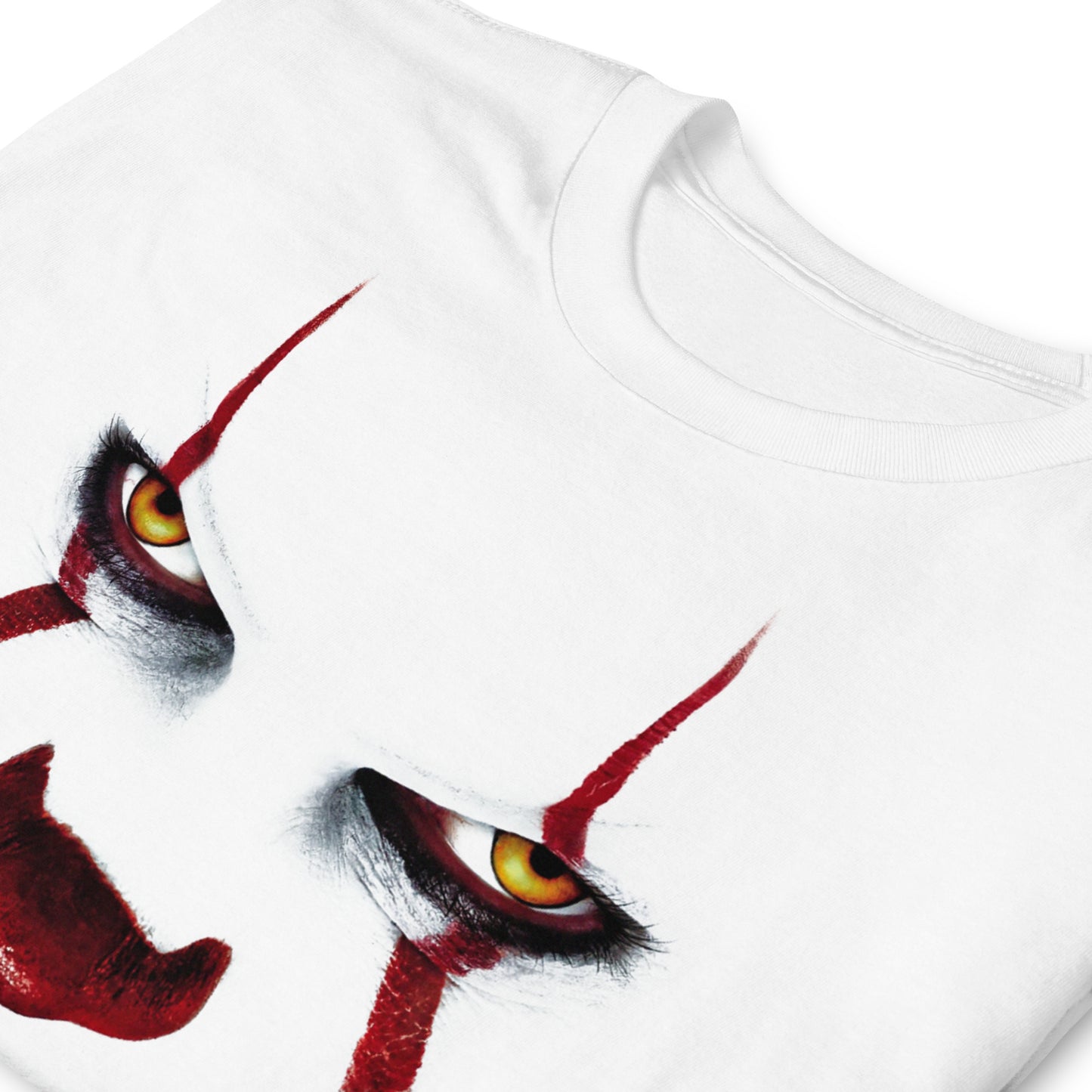 detalle de camiseta del payaso pennywise en color blanco