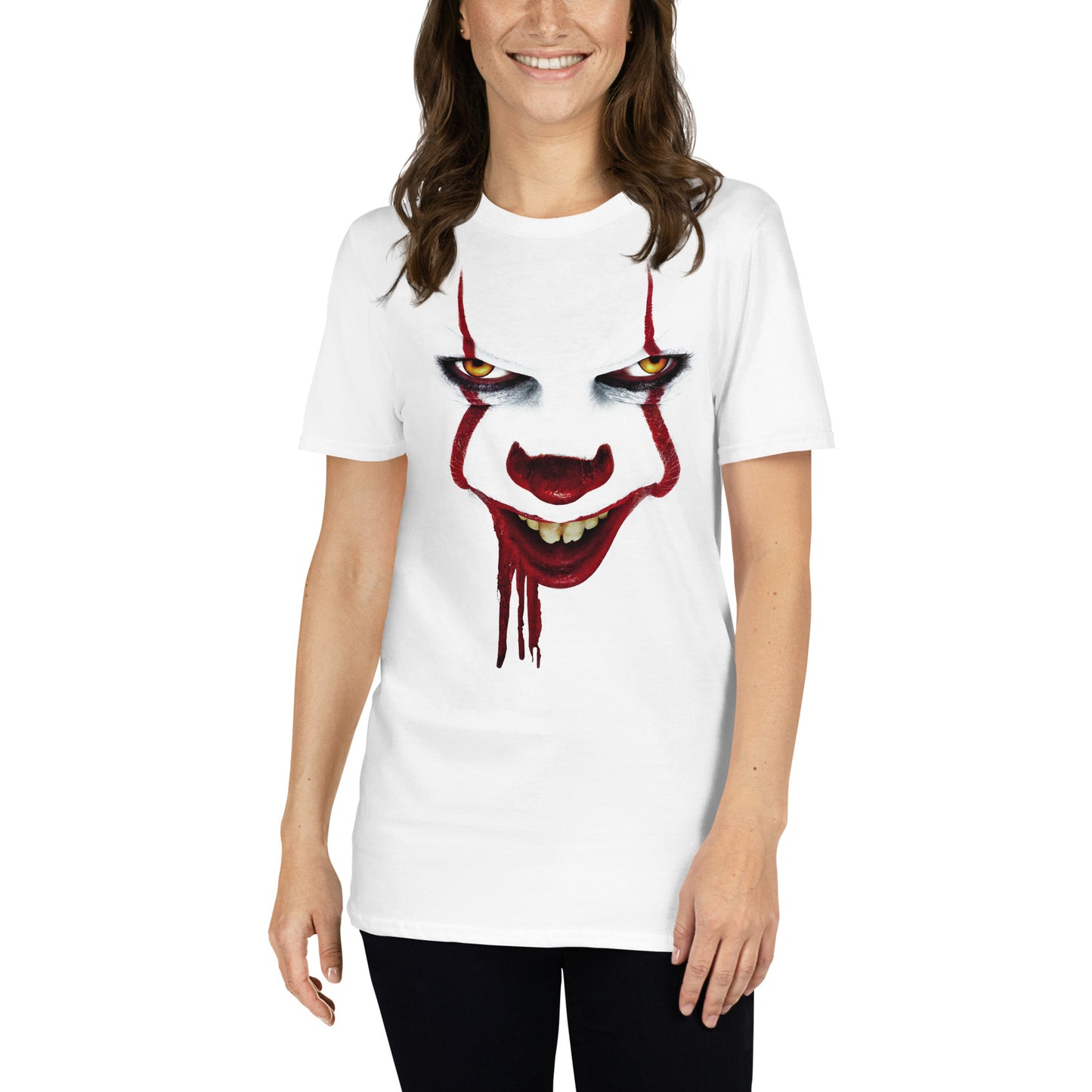 mujer con camiseta del payaso pennywise en color blanco