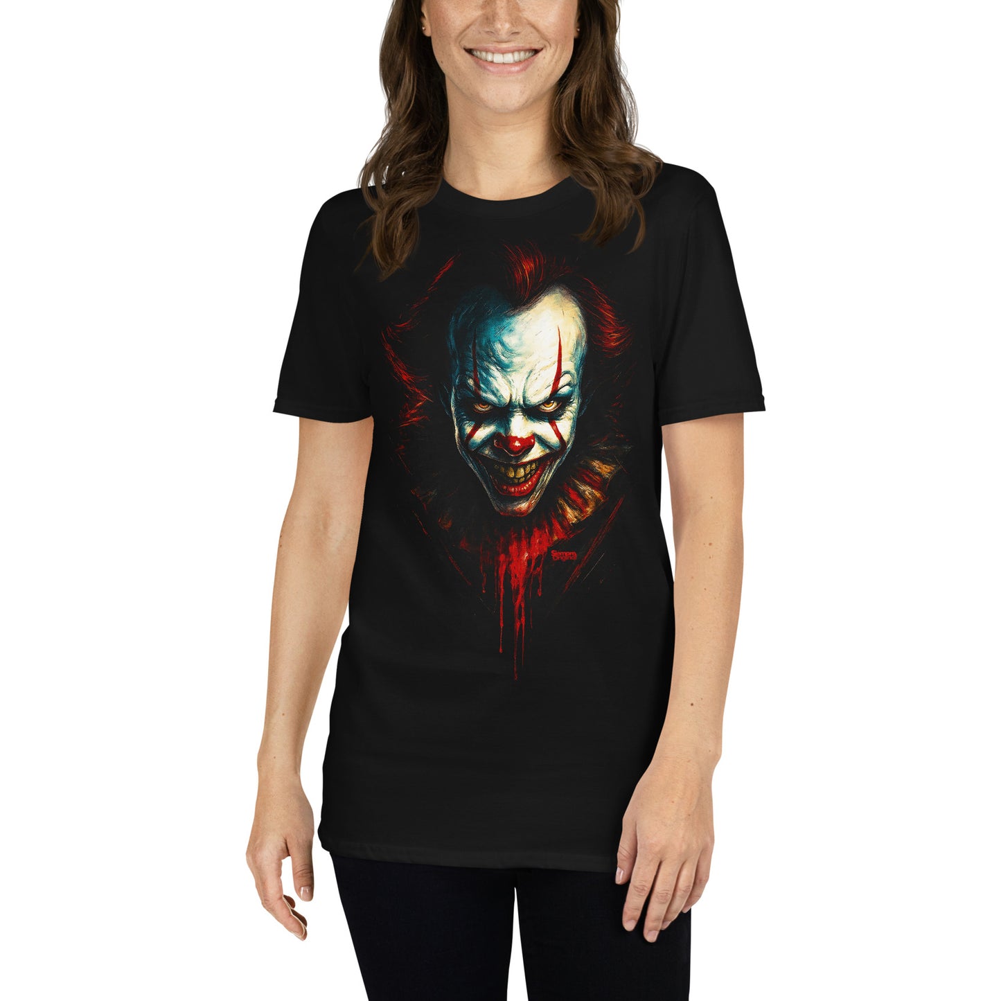 mujer con camiseta payaso terror pennywise it negra