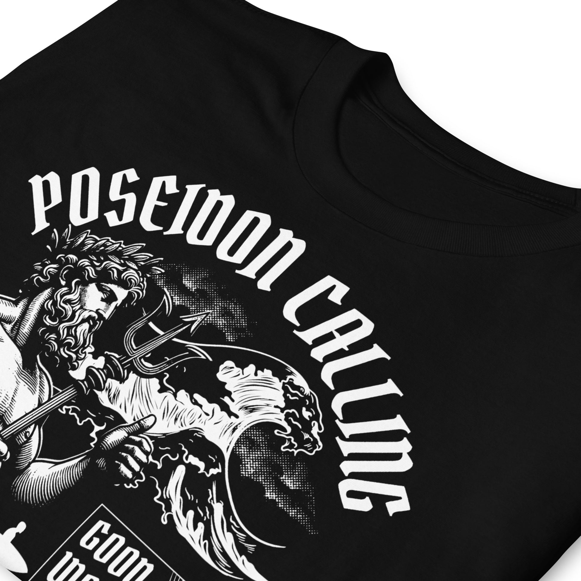detalle de camiseta poseidon calling surf siempre original urban en color negro