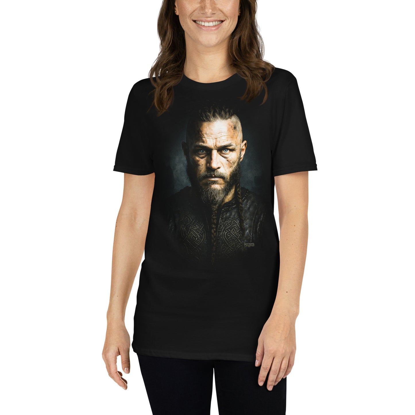 mujer con camiseta ragnar lodbrok vikings negra