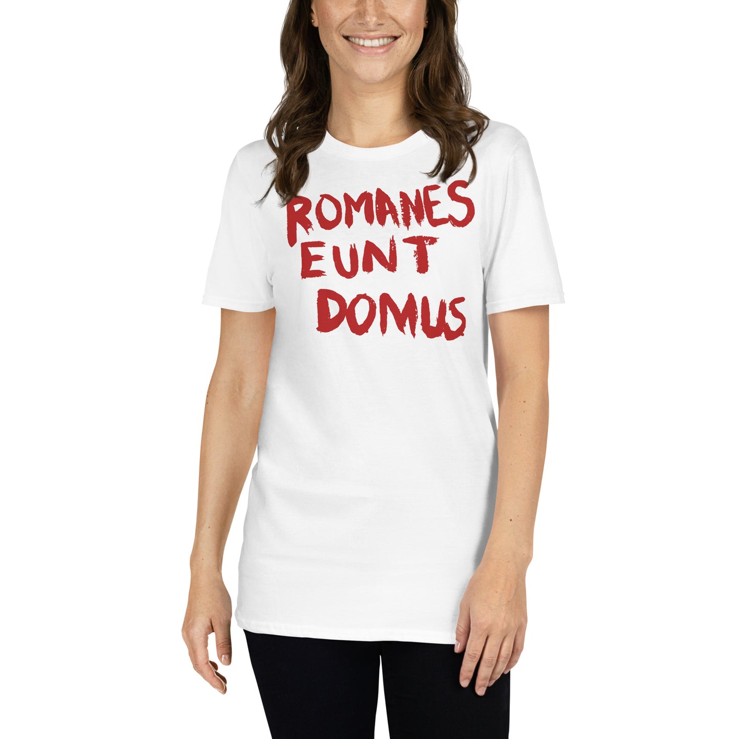 mujer con camiseta romanes eunt domus la vida de brian blanca