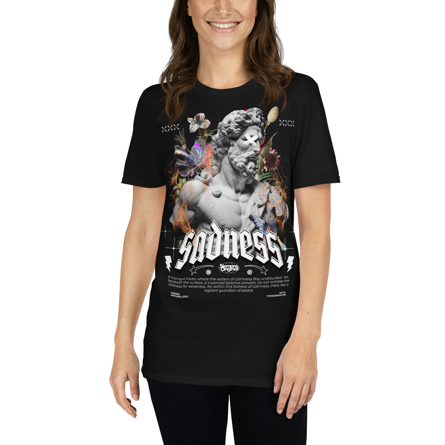 mujer con camiseta sadness siempre original urban en color negro