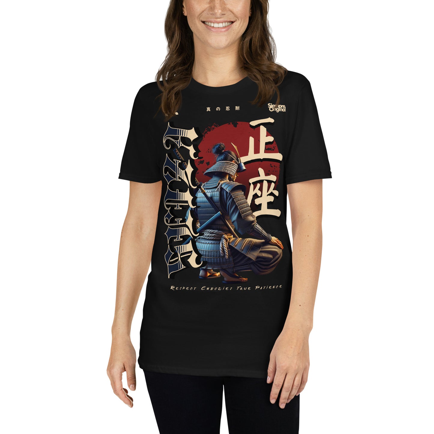 mujer con camiseta samurai japones negra