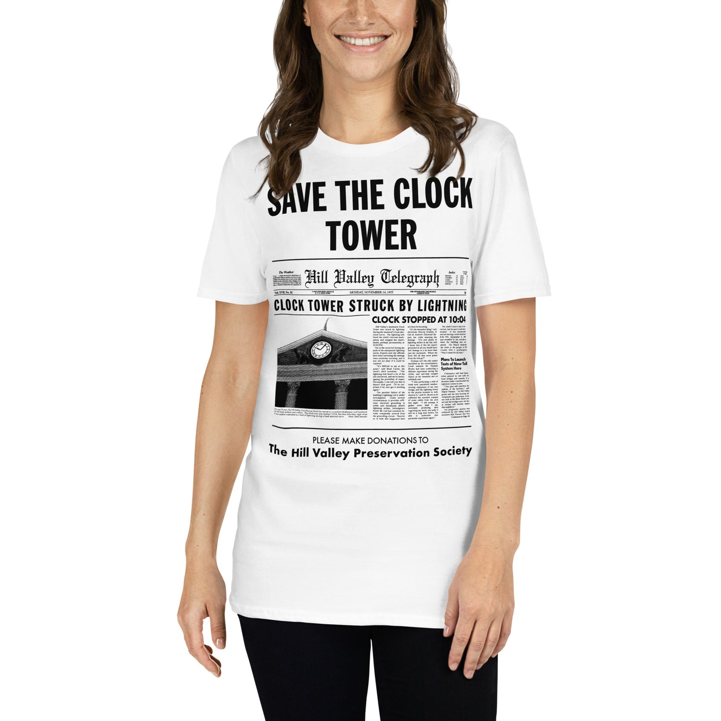 mujer con camiseta save the clock tower hill valley regreso al futuro en color blanco
