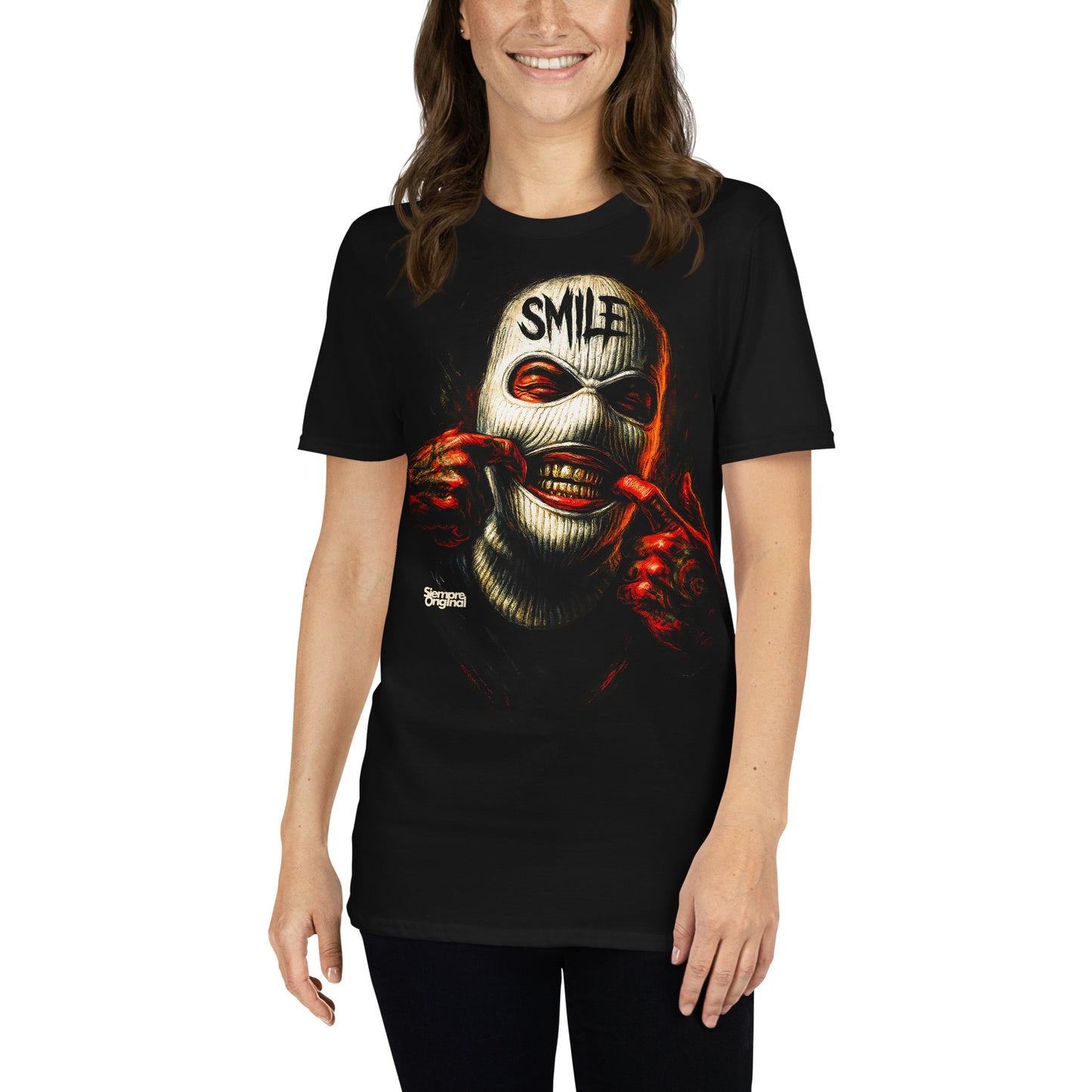 mujer con camiseta smile mask negra