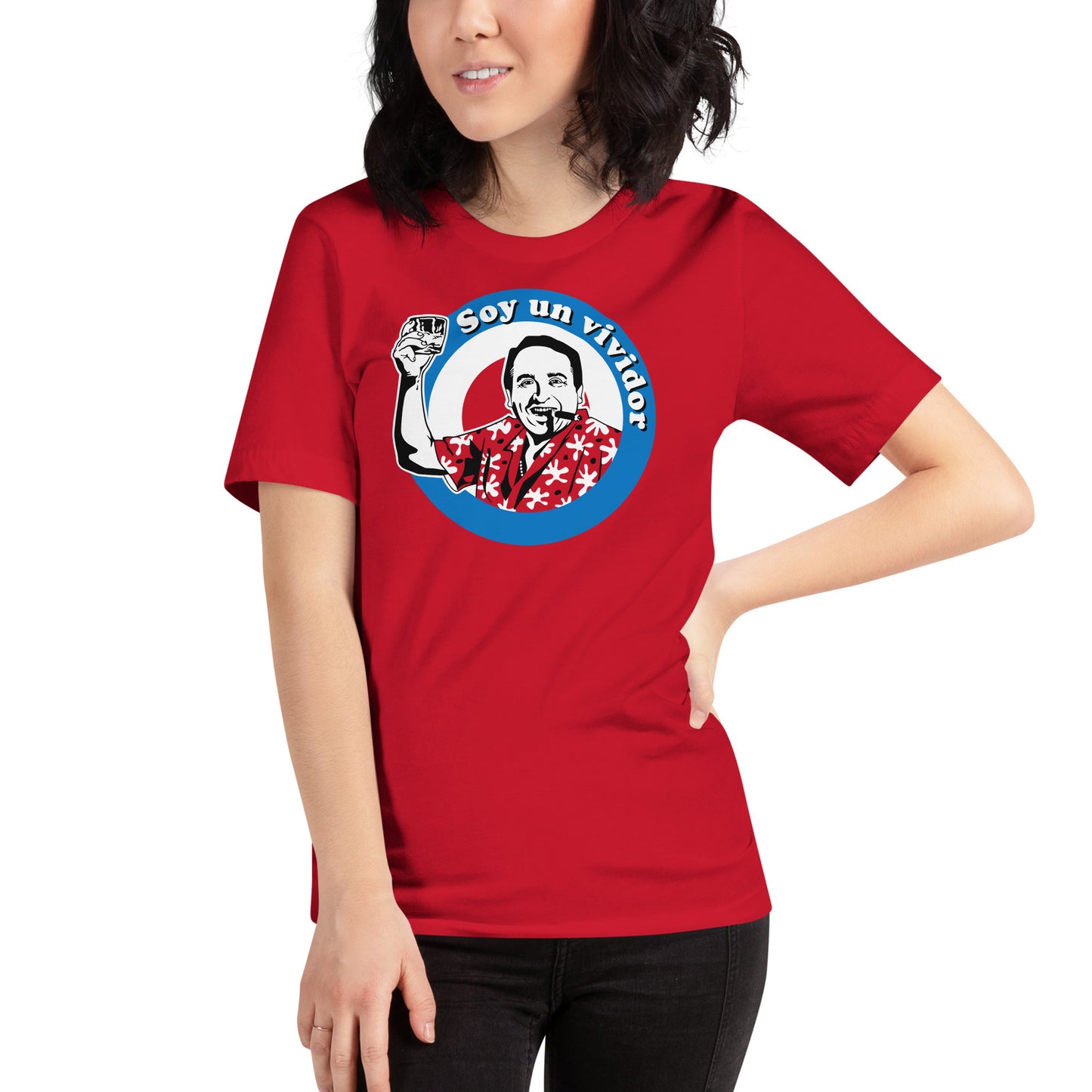 mujer con camiseta soy un vividor fernando esteso en color rojo
