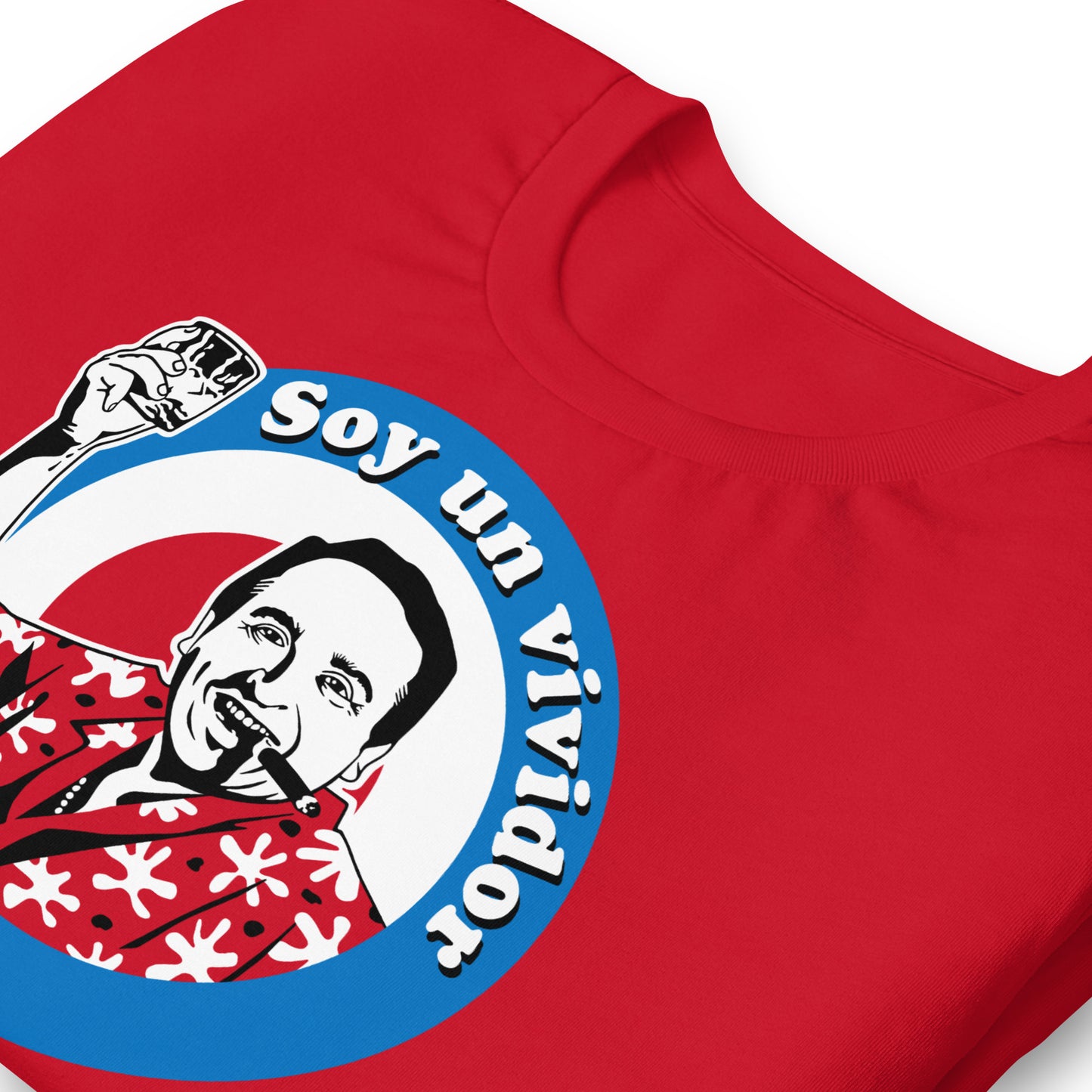 detalle de camiseta soy un vividor fernando esteso en color rojo