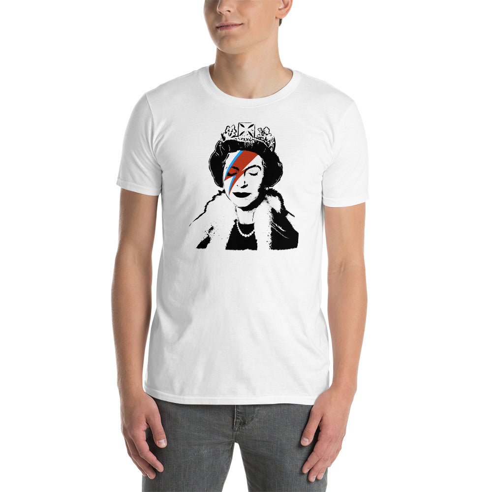 hombre con camiseta still sane incwel queen isabel ii david bowie graffiti en color blanco