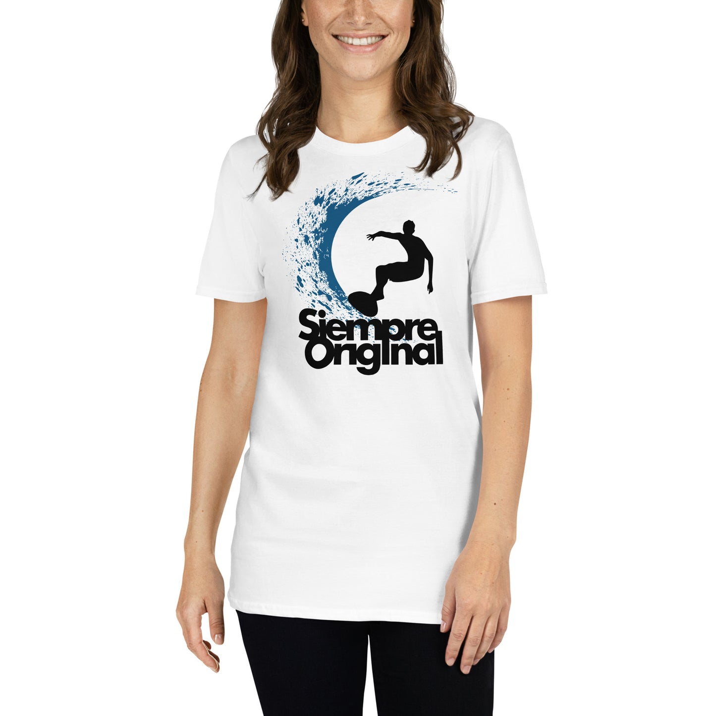 mujer con camiseta surf ola blanca