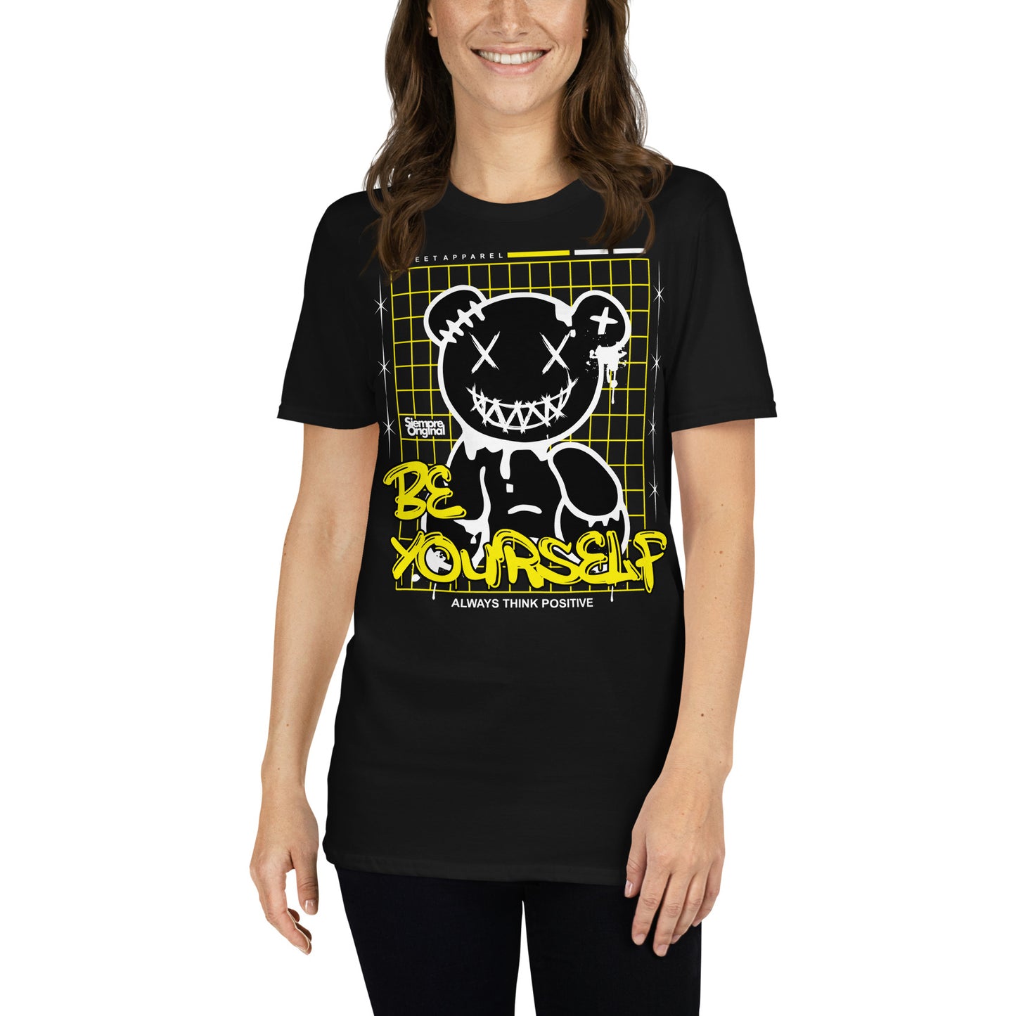mujer con camiseta teddy bear be yourself negra