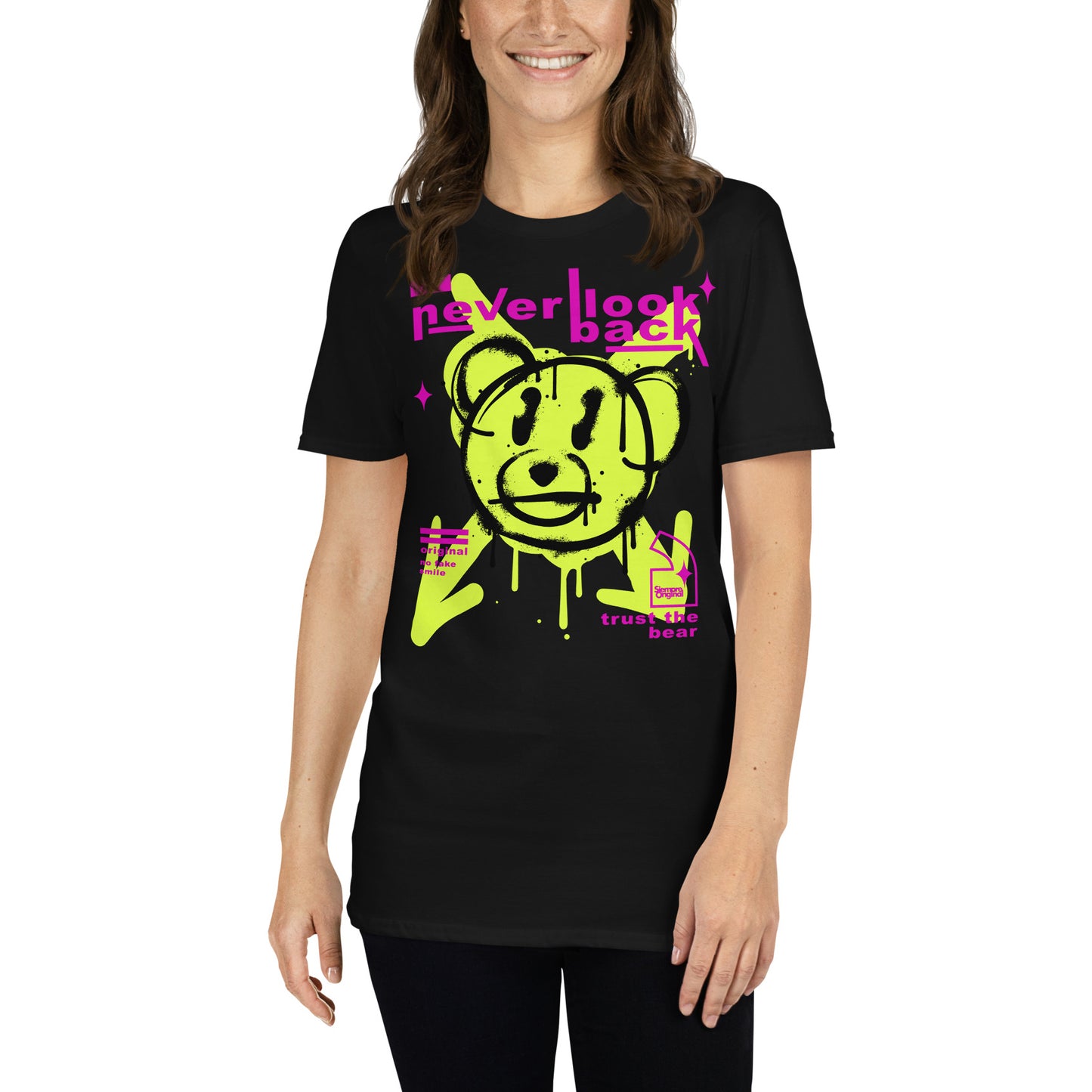 mujer con camiseta teddy bear graffiti negra