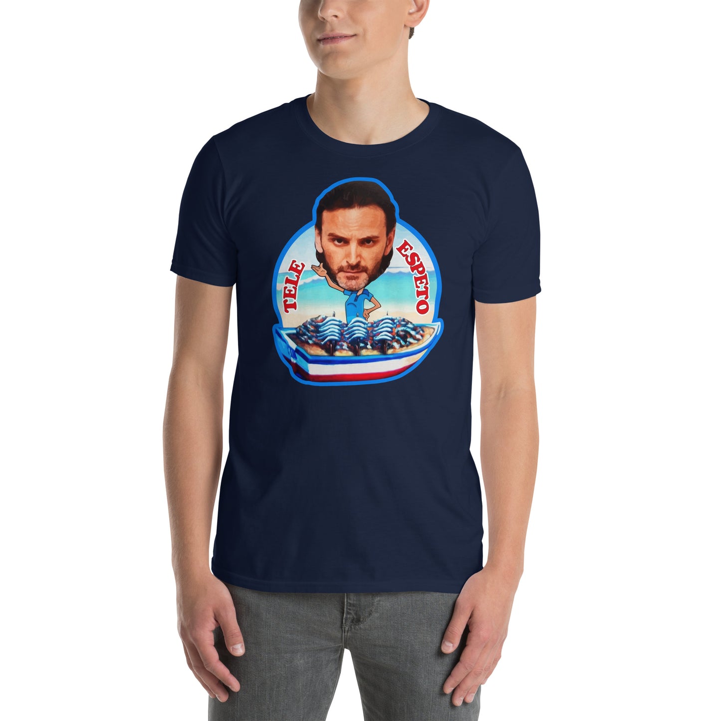 hombre con camiseta de tele espeto fermin trujillo de la que se avecina en color azul marino