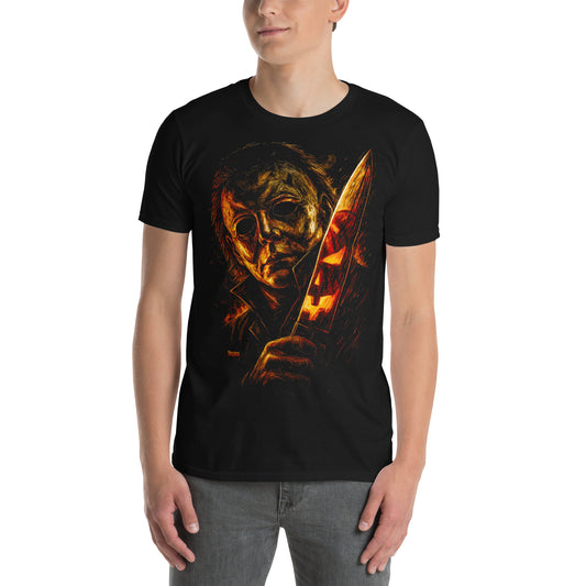 Hombre con camiseta negra inspirada en Michael Myers de Halloween con cuchillo