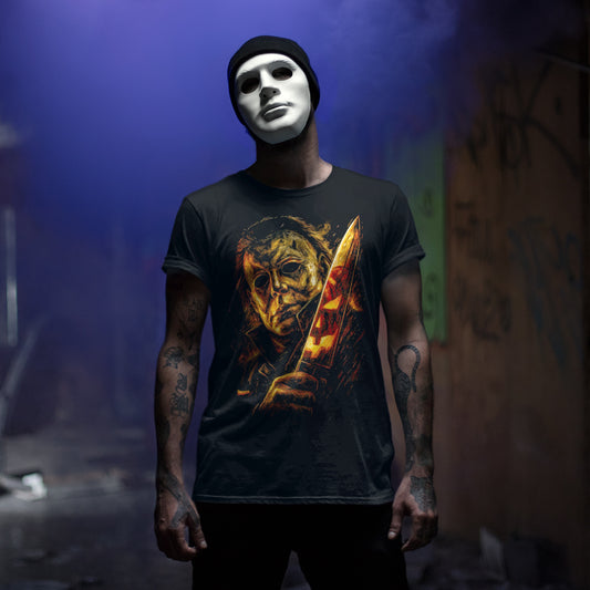 Hombre con camiseta negra inspirada en Michael Myers de Halloween con cuchillo