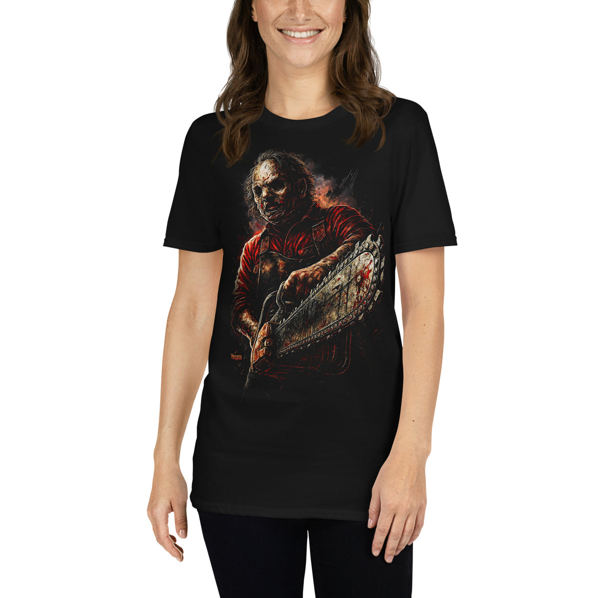 Mujer con camiseta negra inspirada en Leatherface y La Matanza de Texas con motosierra