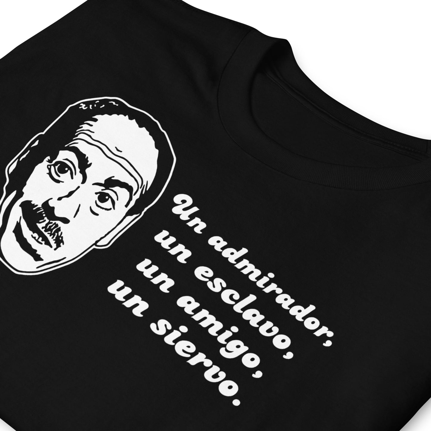 detalle de camiseta un admirador un esclavo un amigo un siervo lopez vazquez atraco a las tres en color negro