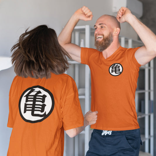 hombre y mujer con camiseta del uniforme de goku de bola de dragon en color naranja
