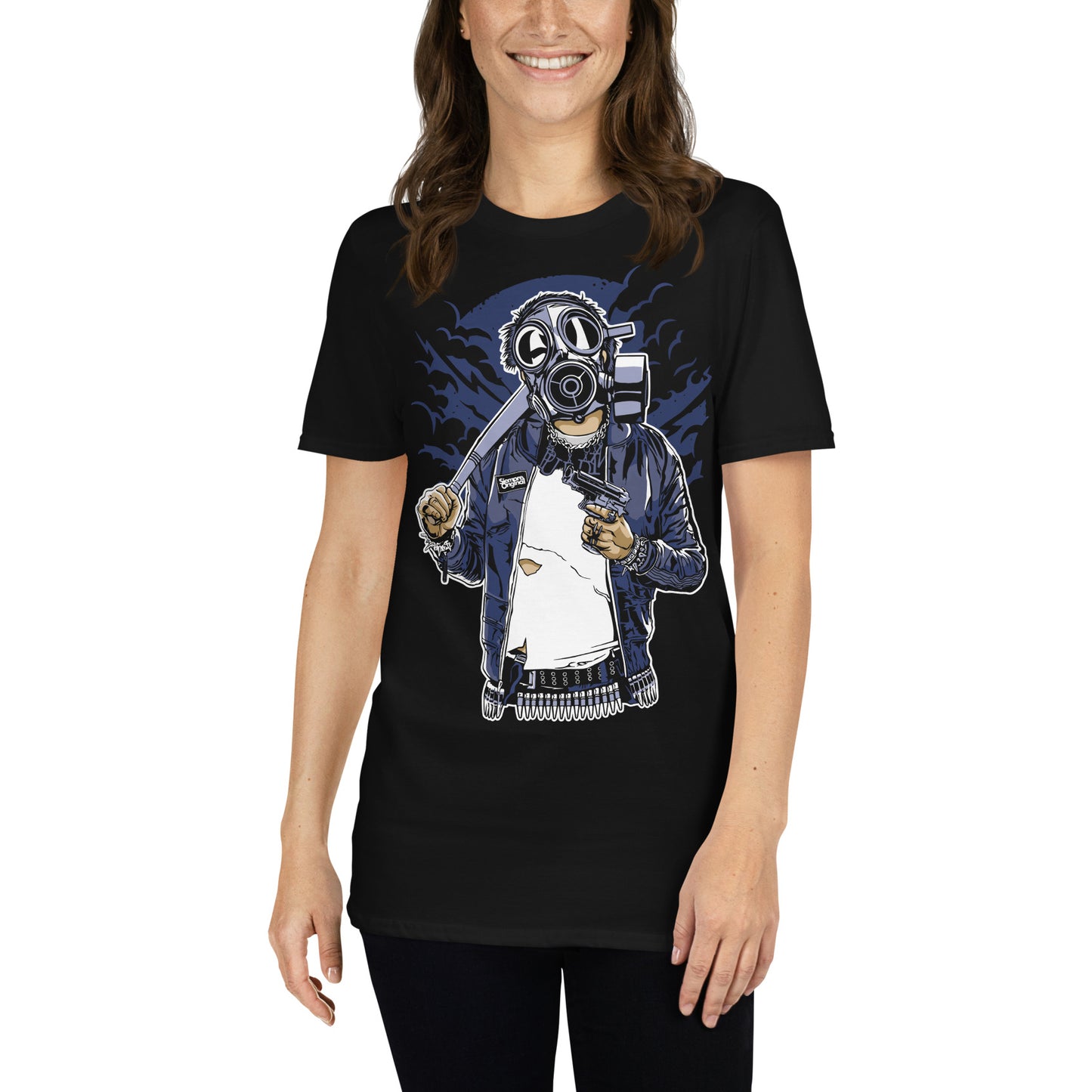 mujer con camiseta urban riot gangsta negra