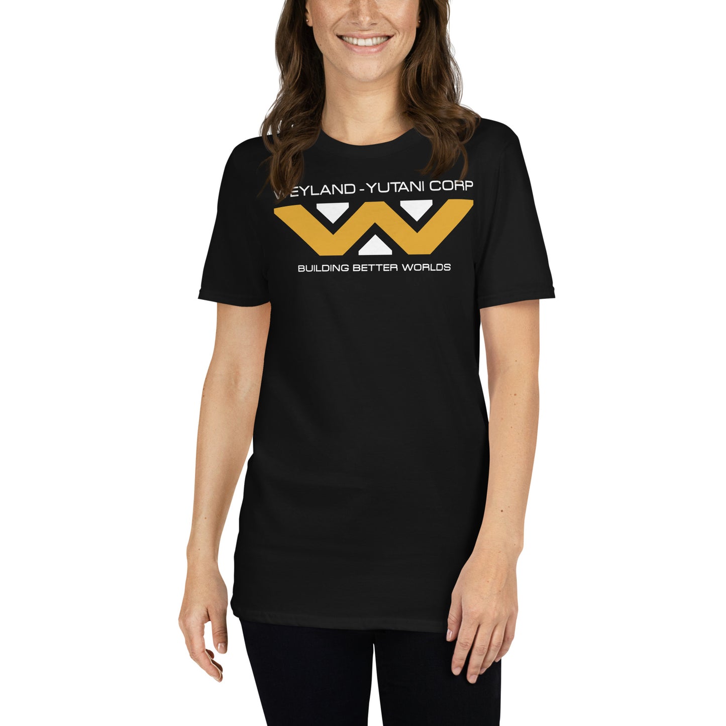 mujer con camiseta weyland yutani alien negra