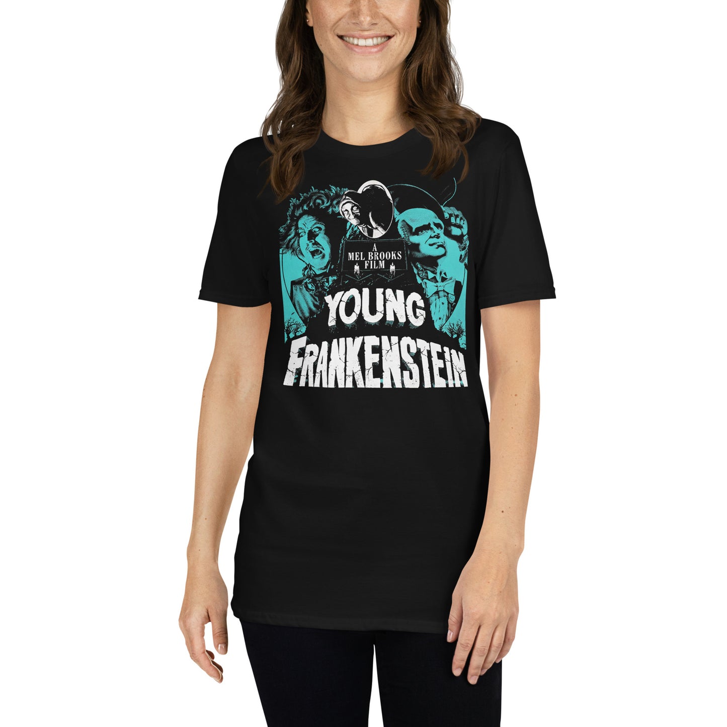 mujer con camiseta young frankenstein negra
