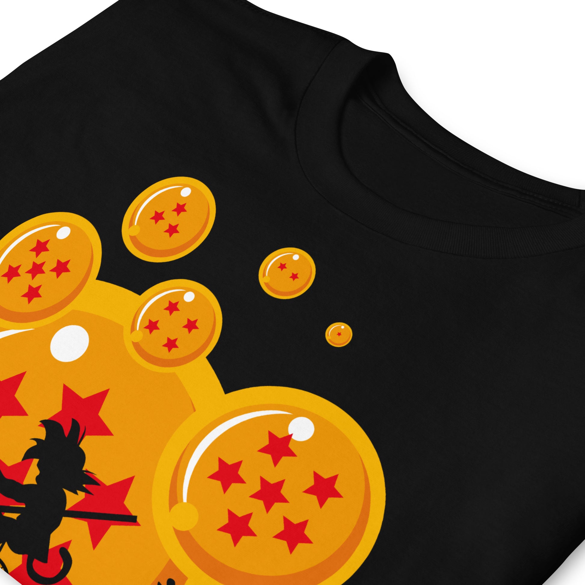 detalle de camiseta de goku de bola de dragon en color negro
