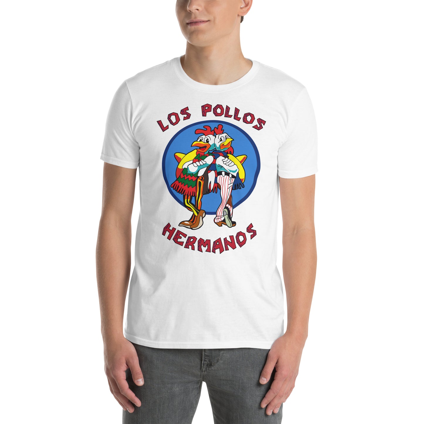 hombre con camiseta de los pollos hermanos de breaking bad en color blanco