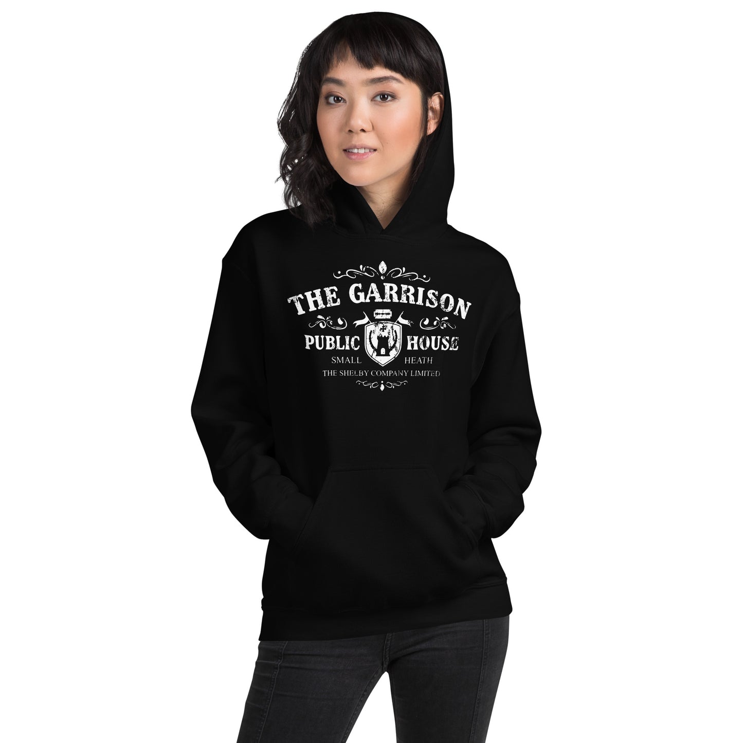 mujer con sudadera con capucha de the garrison pub de peaky blinders en color negro