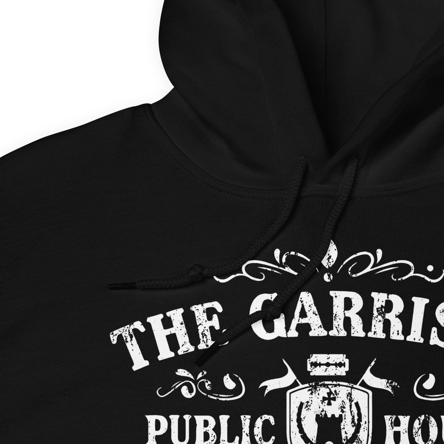 detalle de sudadera con capucha de the garrison pub de peaky blinders en color negro