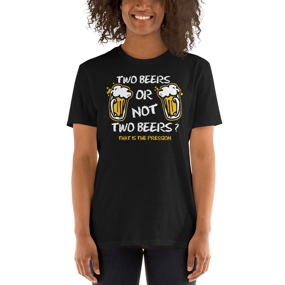 mujer con camiseta two beers or not two beers en color negro