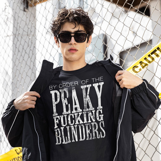 hombre con camiseta by order of the peaky fucking blinders negra