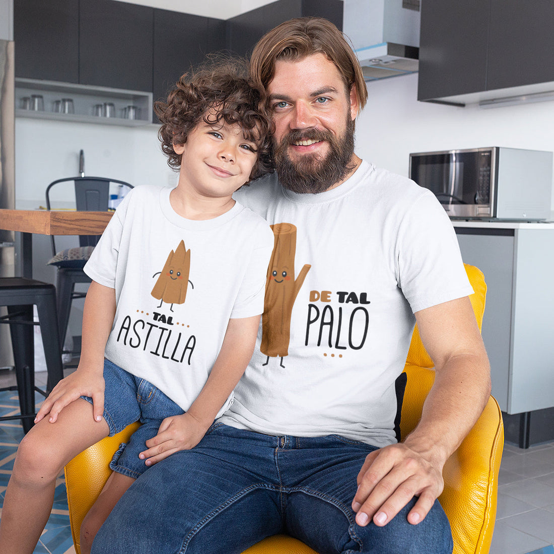 Padre e hijo con camisetas De tal palo y tal astilla en color blanco