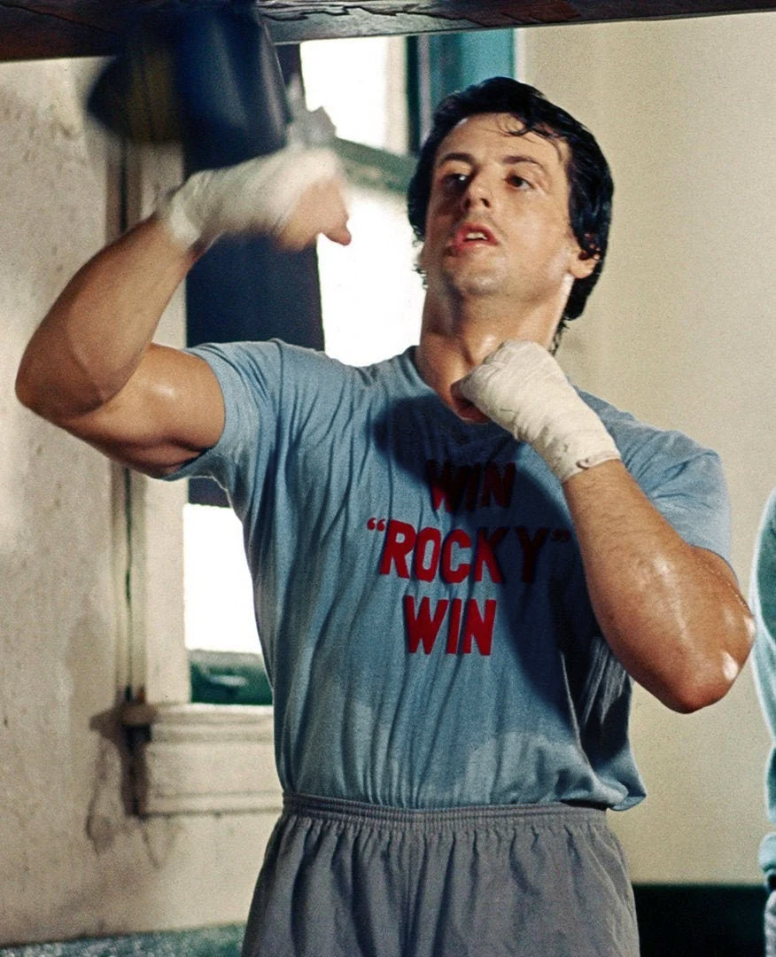 Sylvester Stallone en Rocky III entrenando con la camiseta Win Rocky Win.