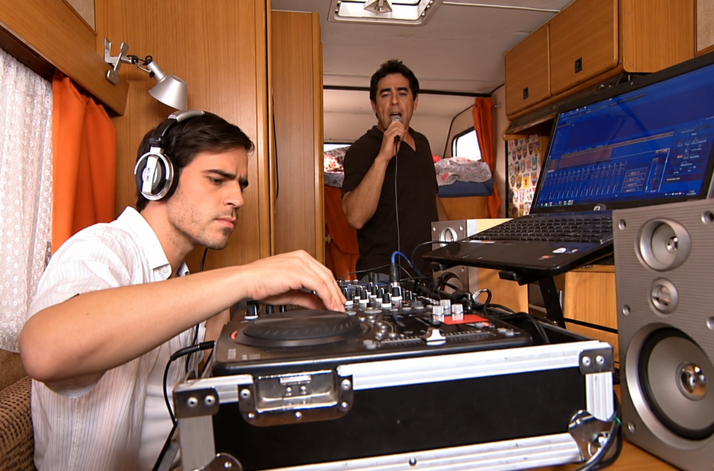 Amador Rivas y DJ Theo componiendo Mandanga Style