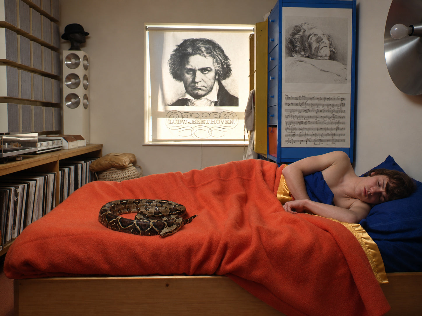 Alex DeLarge en su habitación con una imagen de Beethoven en La naranja mecánica