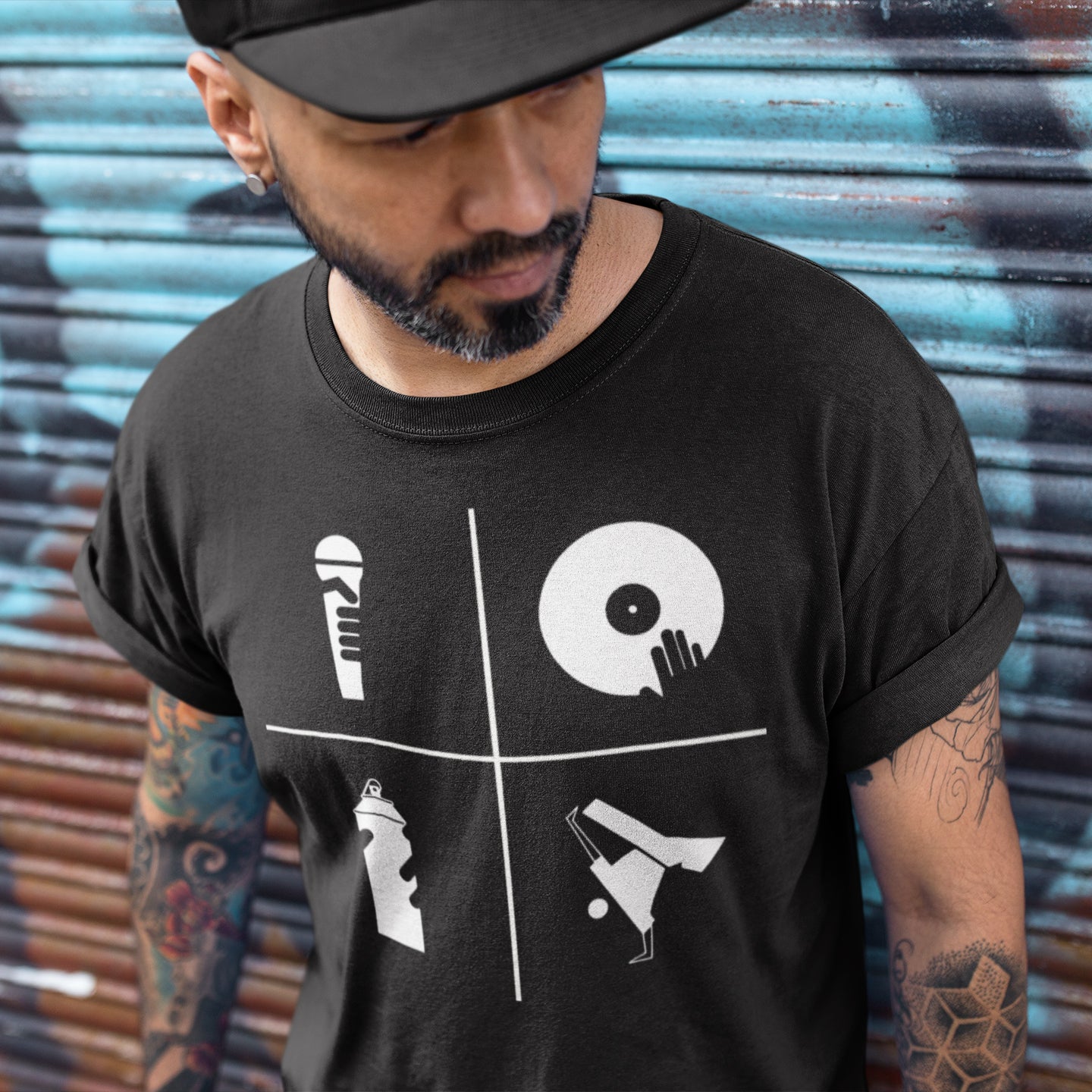 hombre con camiseta los 4 elementos del hip hop negra