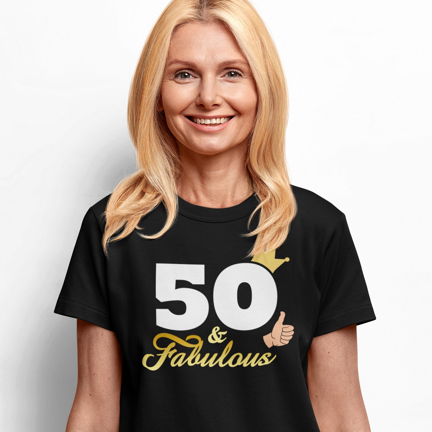 mujer con camiseta 50 and fabulous regalo cumpleanos negra