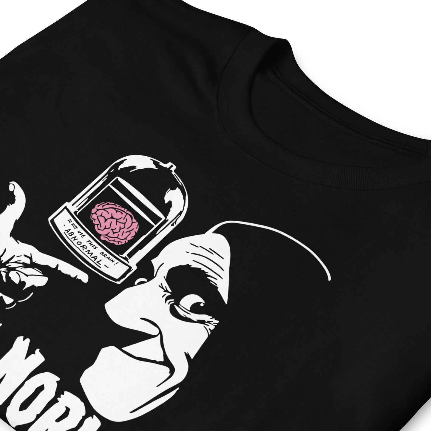 detalle de camiseta abby normal igor el jovencito frankenstein negra