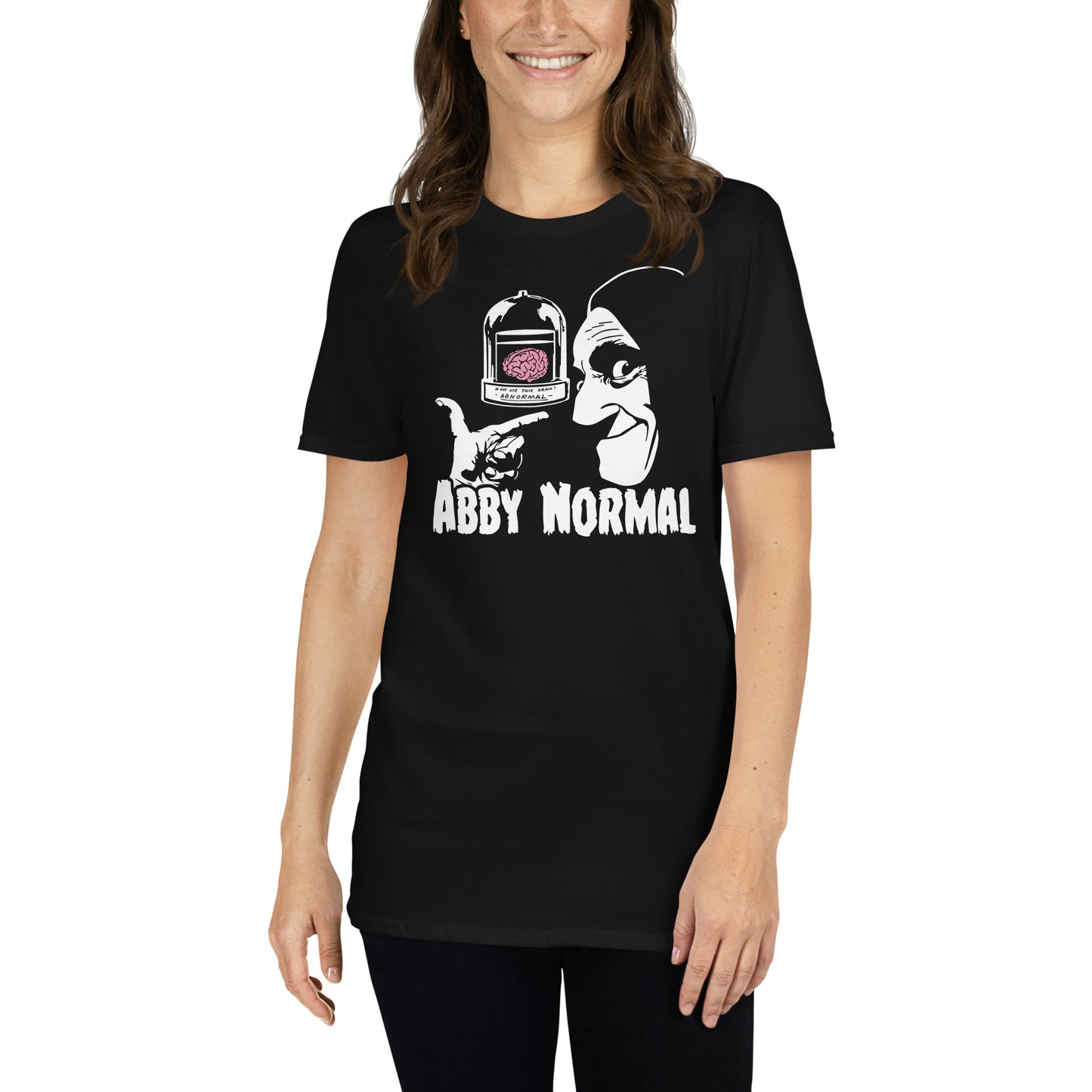 mujer con camiseta abby normal igor el jovencito frankenstein negra