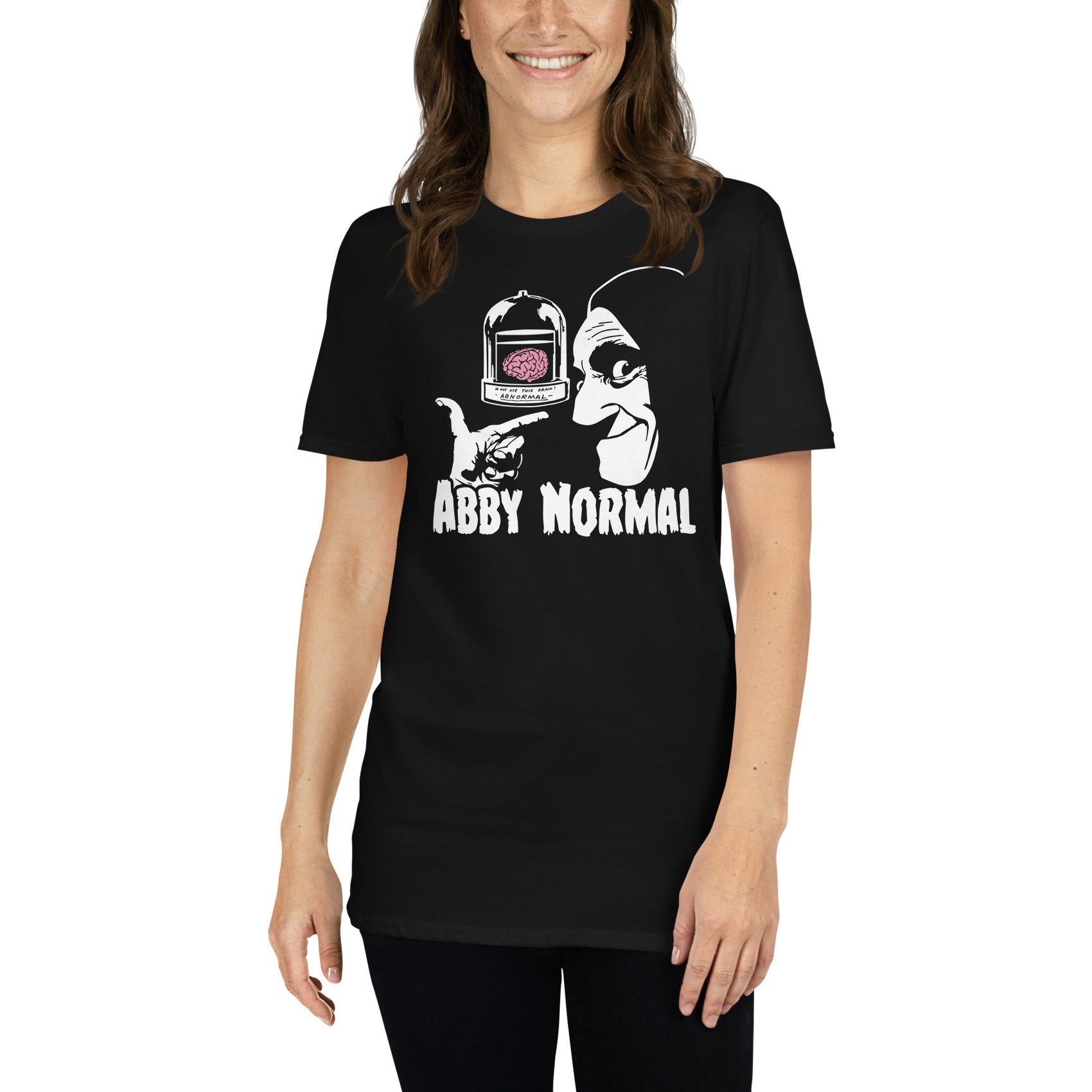 mujer con camiseta abby normal igor el jovencito frankenstein negra