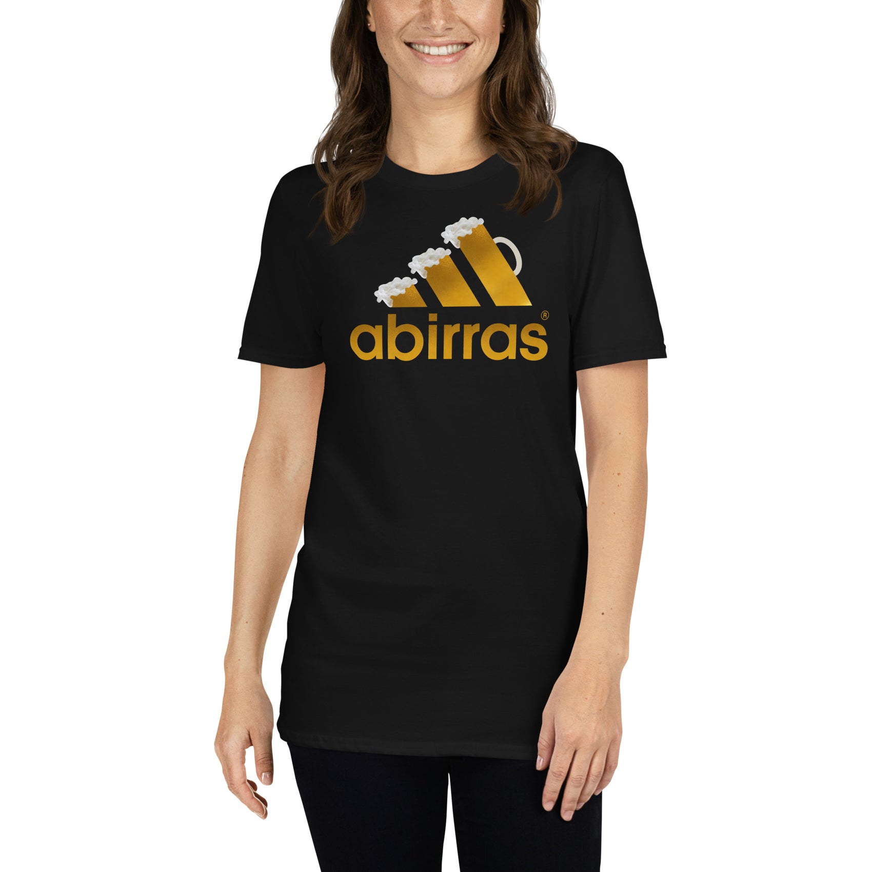 mujer con camiseta abirras cerveza en color negro