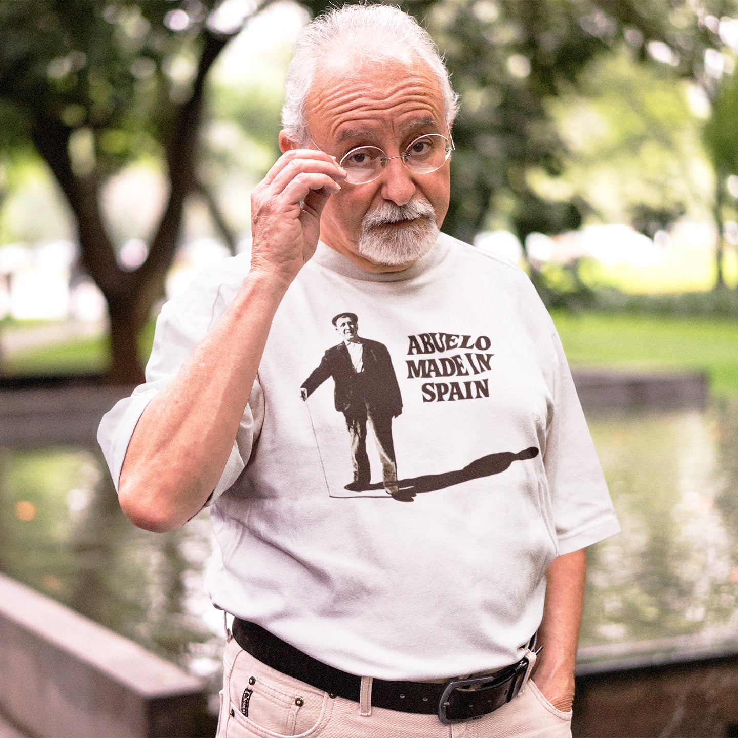 hombre con camiseta abuelo made in spain paco martinez soria blanca